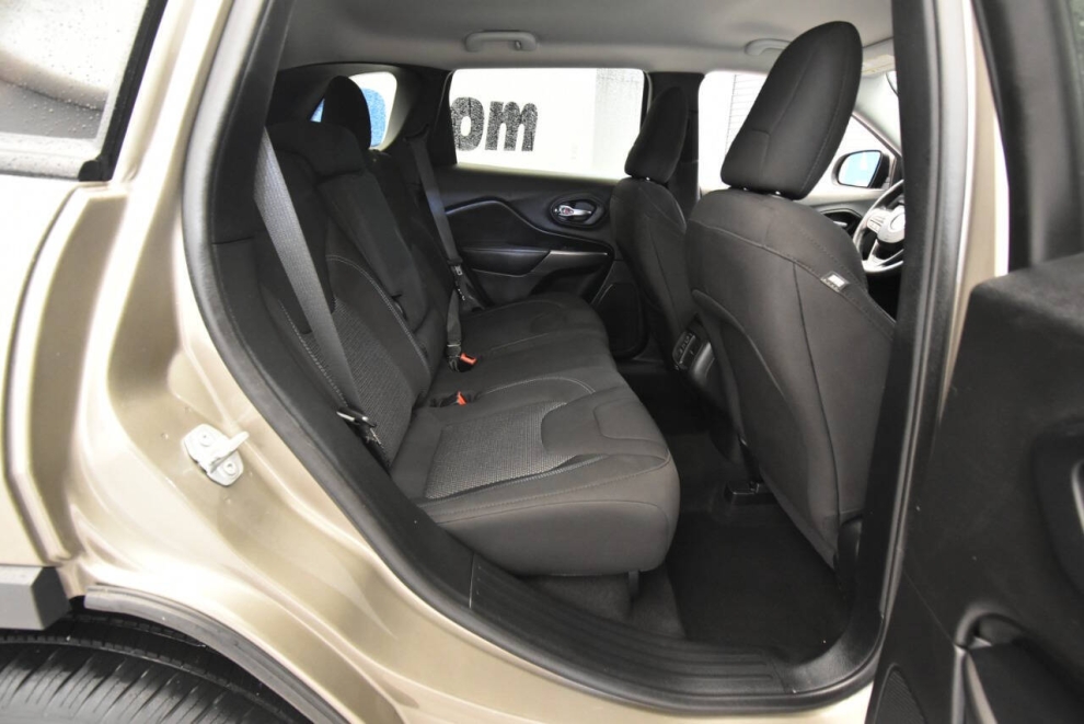 2021 Jeep Cherokee Latitude, Tan, Mileage: 73,839 - photo 16