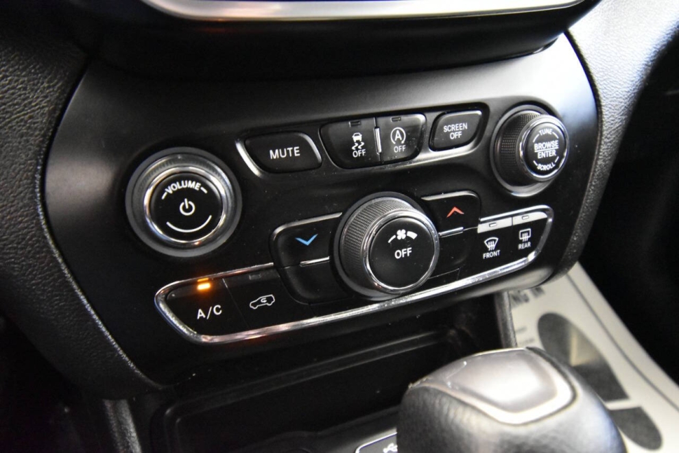 2021 Jeep Cherokee Latitude, Tan, Mileage: 73,839 - photo 19