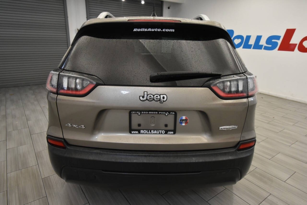 2021 Jeep Cherokee Latitude, Tan, Mileage: 73,839 - photo 3