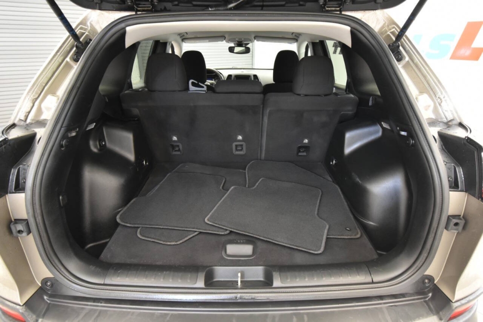 2021 Jeep Cherokee Latitude, Tan, Mileage: 73,839 - photo 31