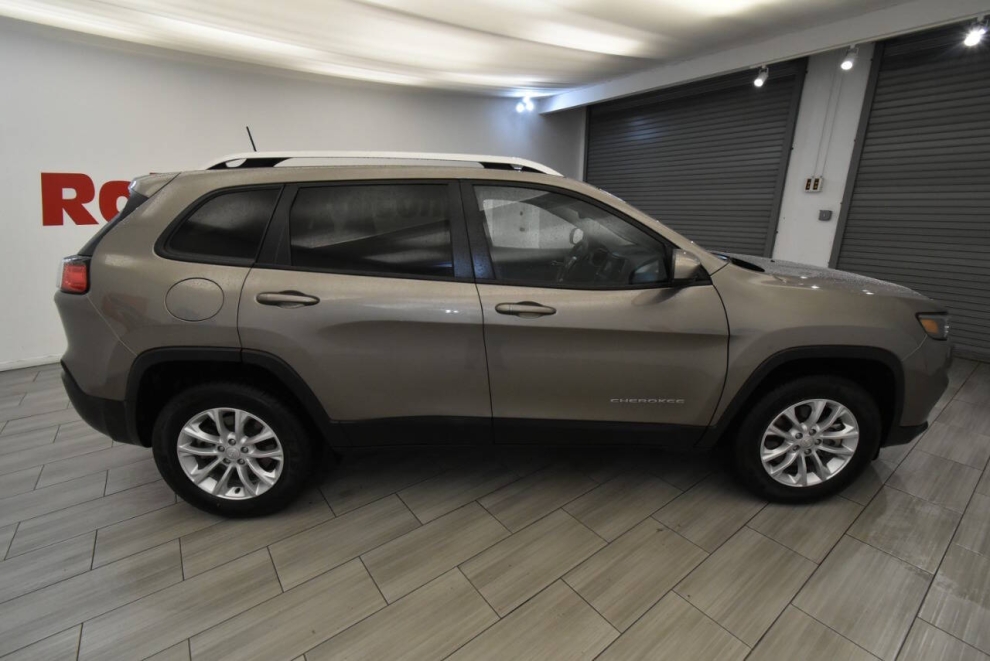 2021 Jeep Cherokee Latitude, Tan, Mileage: 73,839 - photo 5