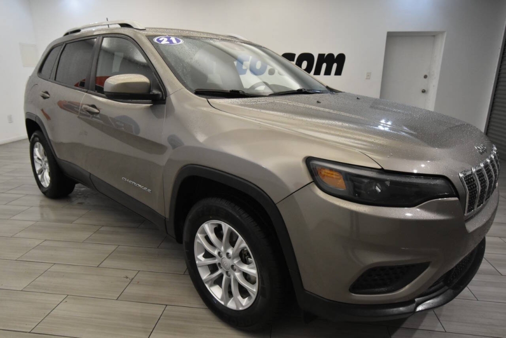 2021 Jeep Cherokee Latitude, Tan, Mileage: 73,839 - photo 6