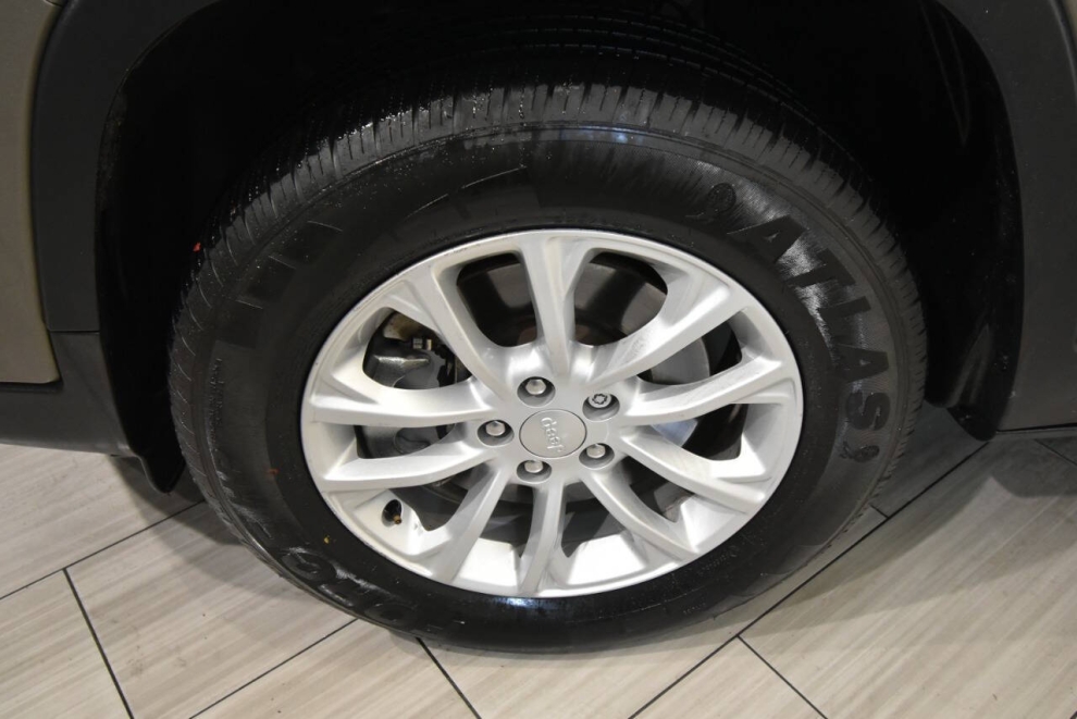 2021 Jeep Cherokee Latitude, Tan, Mileage: 73,839 - photo 8