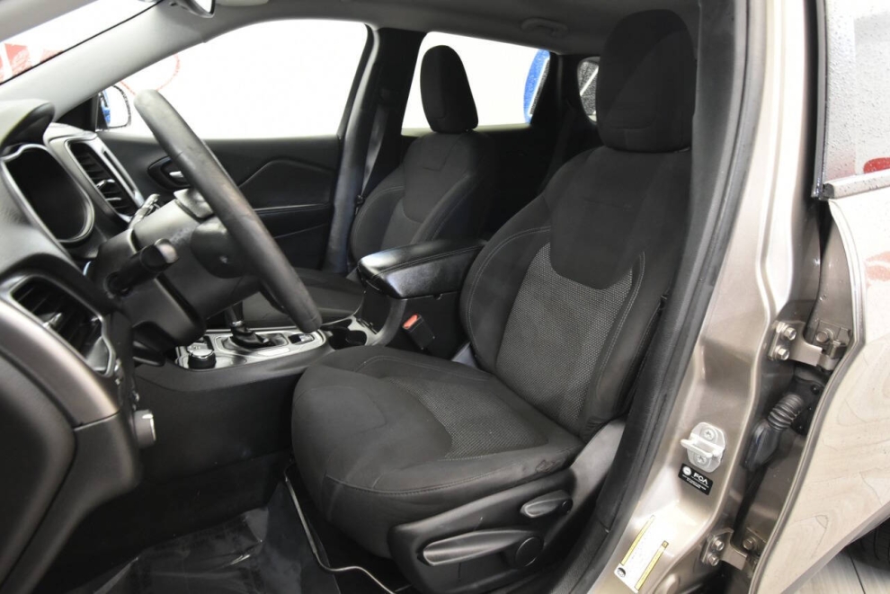 2021 Jeep Cherokee Latitude, Tan, Mileage: 73,839 - photo 9