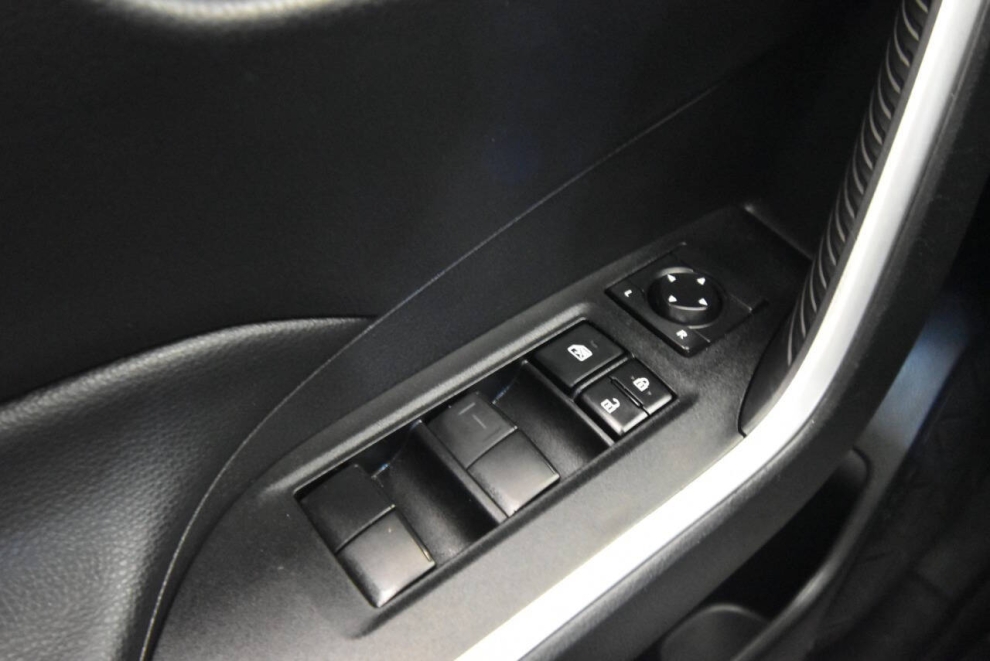 2021 Toyota RAV4 Hybrid XLE AWD 4dr SUV, Silver, Mileage: 39,291 - photo 30