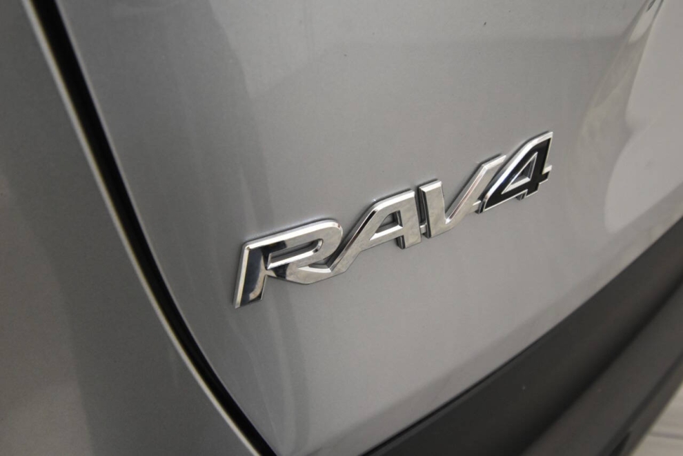 2021 Toyota RAV4 Hybrid XLE AWD 4dr SUV, Silver, Mileage: 39,291 - photo 33