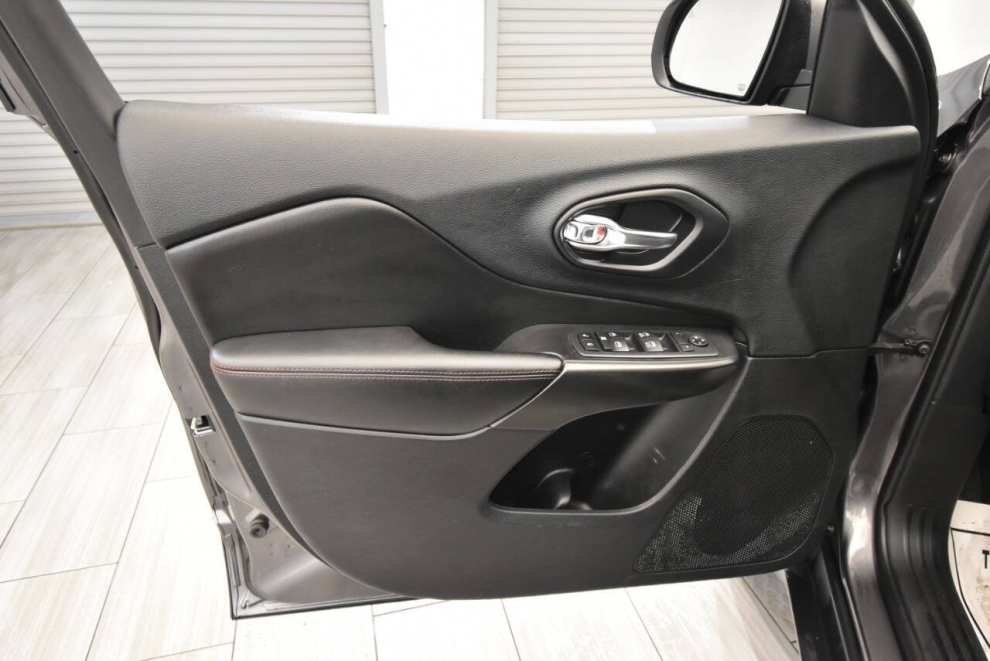 2020 Jeep Cherokee Trailhawk, Gray, Mileage: 61,100 - photo 11