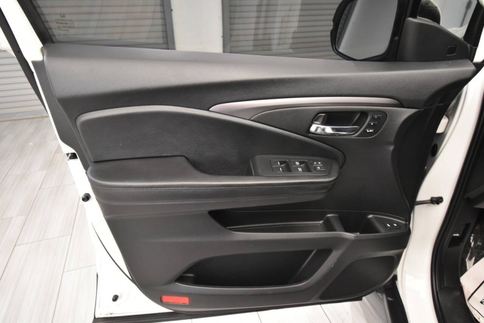 2021 Honda Pilot SE AWD 4dr SUV, White, Mileage: 48,097 - photo 11