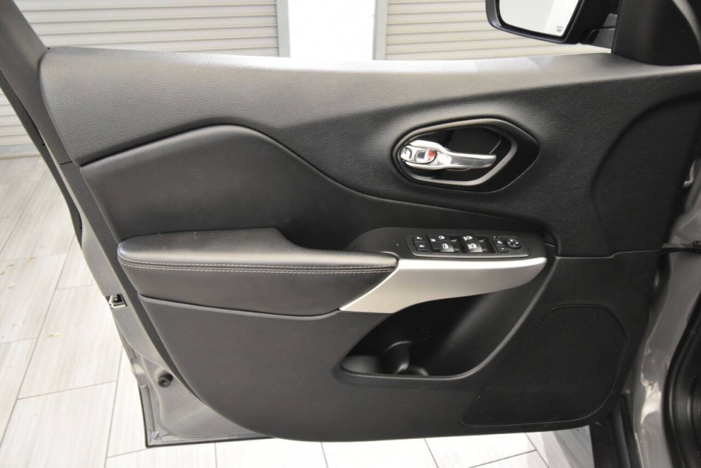 2022 Jeep Cherokee X 4x4 4dr SUV, Gris, Mileage: 48,340 - photo 11