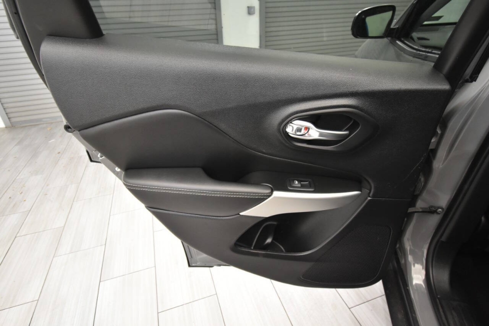 2022 Jeep Cherokee X 4x4 4dr SUV, Gris, Mileage: 48,340 - photo 13