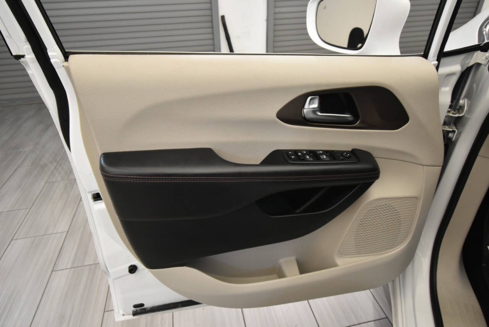 2019 Chrysler Pacifica Touring L, White, Mileage: 98,523 - photo 11