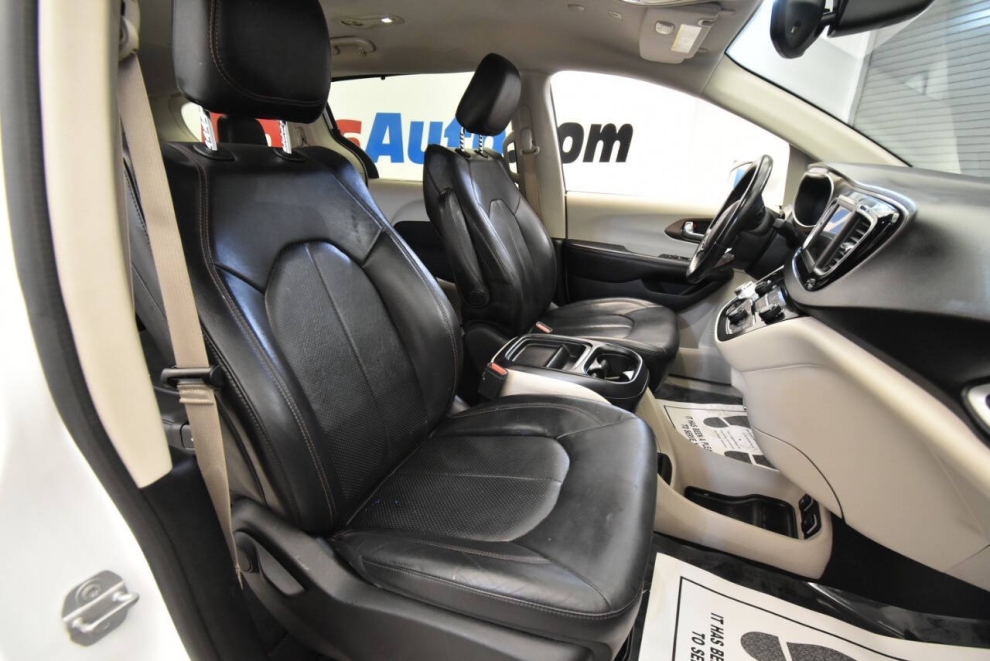 2019 Chrysler Pacifica Touring L, White, Mileage: 98,523 - photo 14