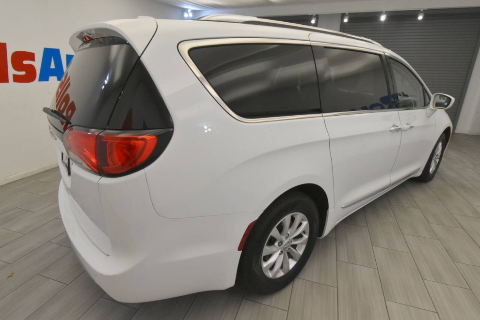 2019 Chrysler Pacifica Touring L, White, Mileage: 98,523 - photo 4