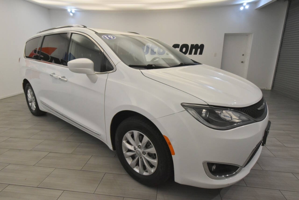 2019 Chrysler Pacifica Touring L, White, Mileage: 98,523 - photo 6