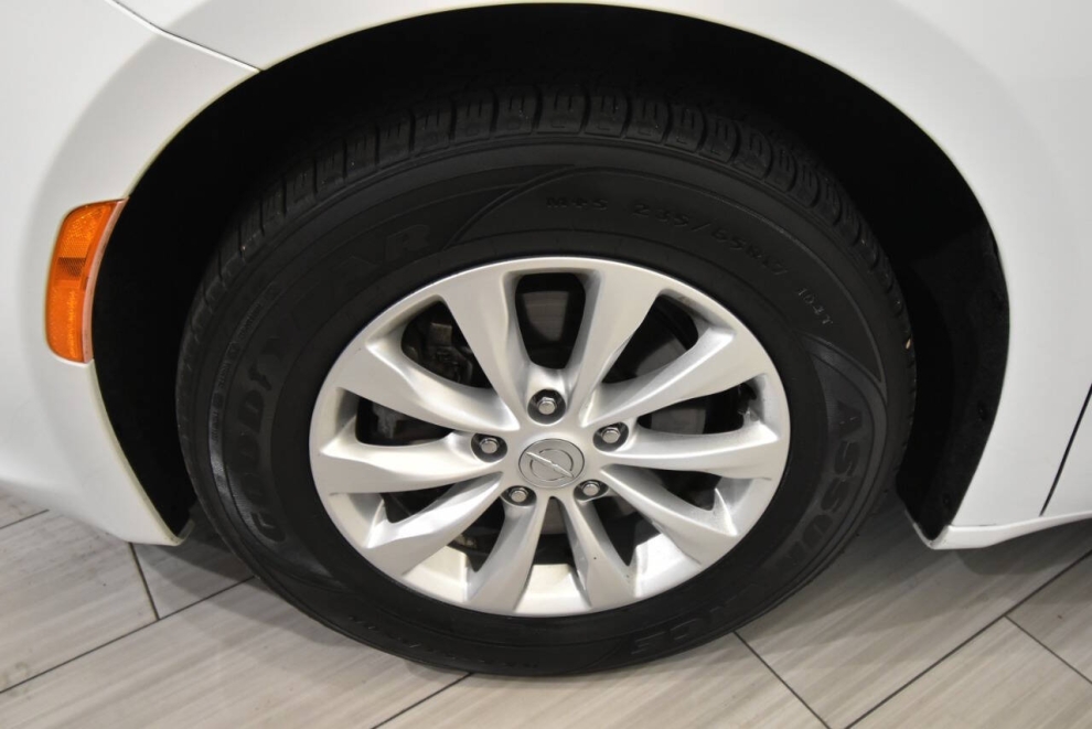 2019 Chrysler Pacifica Touring L, White, Mileage: 98,523 - photo 8