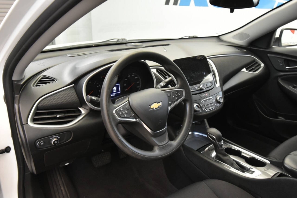 2023 Chevrolet Malibu LT 4dr Sedan w/1LT, White, Mileage: 81,774 - photo 10