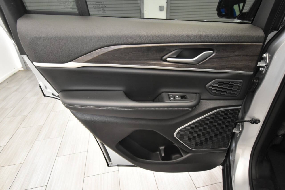 2023 Jeep Grand Cherokee 4XE, Silver, Mileage: 46,440 - photo 14