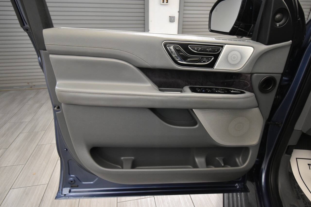 2019 Lincoln Navigator Reserve 4x4 4dr SUV, Blue, Mileage: 80,309 - photo 13
