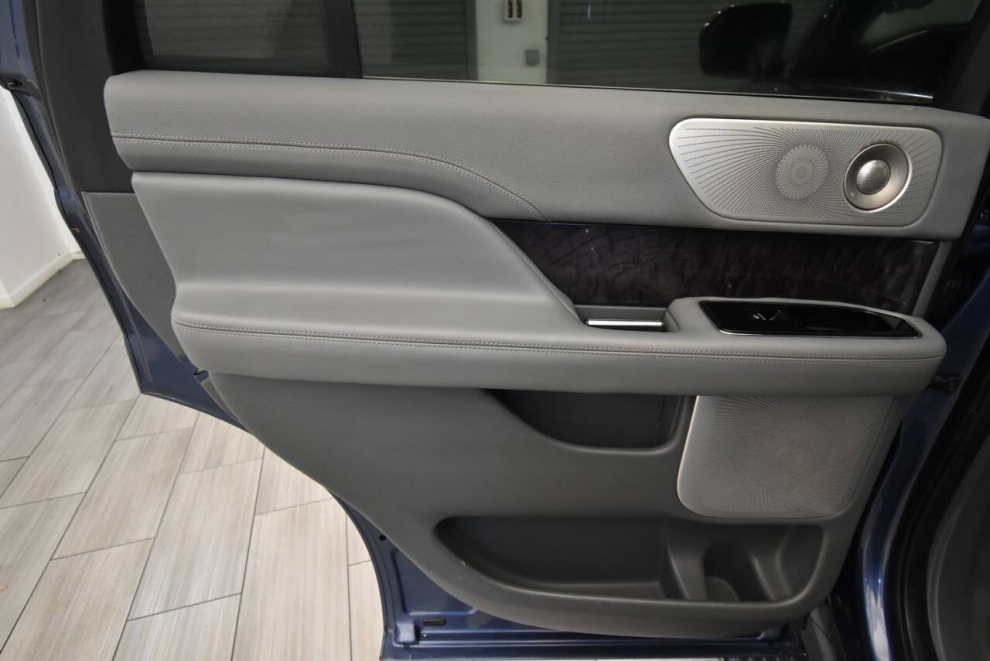 2019 Lincoln Navigator Reserve 4x4 4dr SUV, Blue, Mileage: 80,309 - photo 15