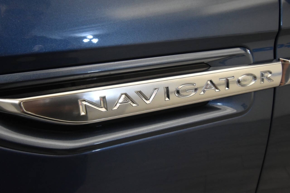 2019 Lincoln Navigator Reserve 4x4 4dr SUV, Blue, Mileage: 80,309 - photo 9