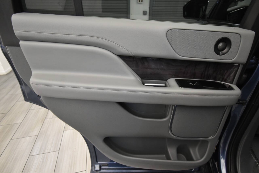 2018 Lincoln Navigator Reserve 4x4 4dr SUV, Blue, Mileage: 77,380 - photo 13