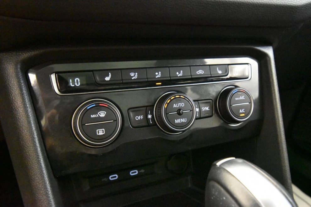 2021 Volkswagen Tiguan SE 4Motion, Teal, Mileage: 44,397 - photo 21