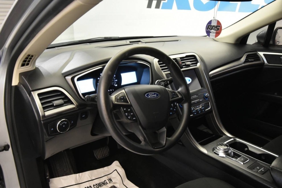 2020 Ford Fusion SE 4dr Sedan, Silver, Mileage: 79,215 - photo 10