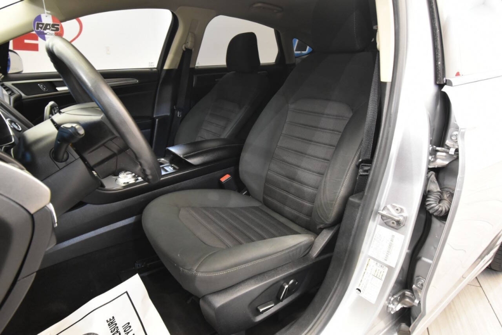 2020 Ford Fusion SE 4dr Sedan, Silver, Mileage: 79,215 - photo 9