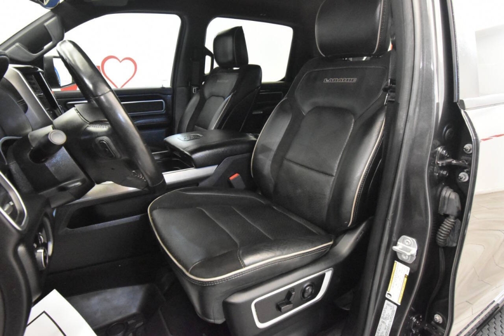 2020 RAM 1500 Laramie 4x4 4dr Crew Cab 5.6 ft. SB Pickup, Gris, Mileage: 69,824 - photo 10
