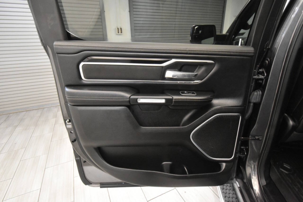 2020 RAM 1500 Laramie 4x4 4dr Crew Cab 5.6 ft. SB Pickup, Gris, Mileage: 69,824 - photo 14