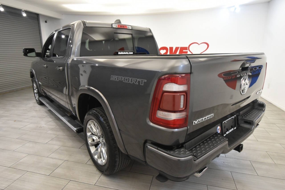 2020 RAM 1500 Laramie 4x4 4dr Crew Cab 5.6 ft. SB Pickup, Gris, Mileage: 69,824 - photo 2