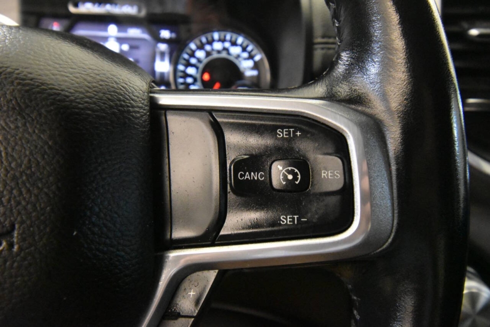 2020 RAM 1500 Laramie 4x4 4dr Crew Cab 5.6 ft. SB Pickup, Gris, Mileage: 69,824 - photo 28