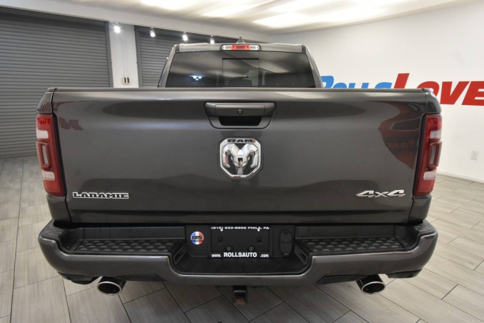 2020 RAM 1500 Laramie 4x4 4dr Crew Cab 5.6 ft. SB Pickup, Gris, Mileage: 69,824 - photo 3