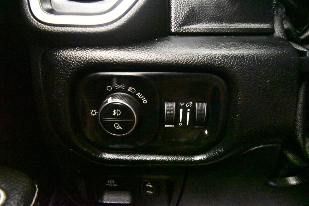 2020 RAM 1500 Laramie 4x4 4dr Crew Cab 5.6 ft. SB Pickup, Gris, Mileage: 69,824 - photo 30
