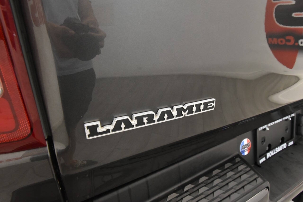 2020 RAM 1500 Laramie 4x4 4dr Crew Cab 5.6 ft. SB Pickup, Gris, Mileage: 69,824 - photo 33