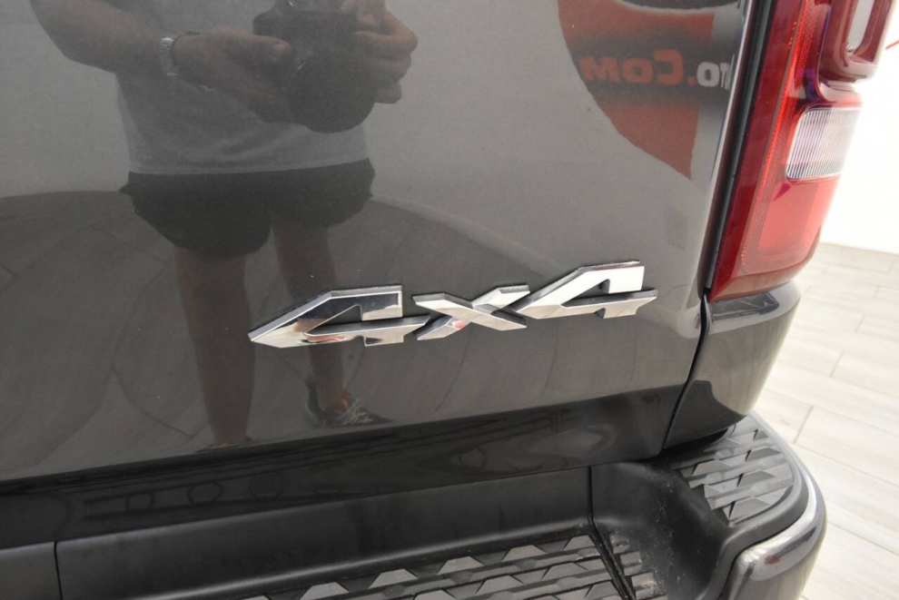 2020 RAM 1500 Laramie 4x4 4dr Crew Cab 5.6 ft. SB Pickup, Gris, Mileage: 69,824 - photo 34