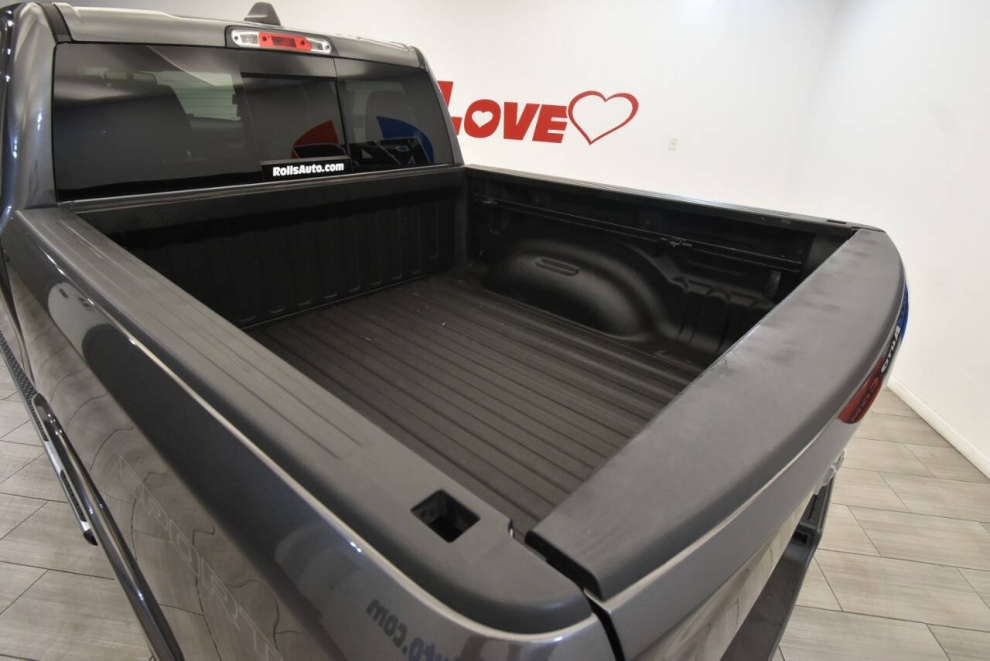 2020 RAM 1500 Laramie 4x4 4dr Crew Cab 5.6 ft. SB Pickup, Gris, Mileage: 69,824 - photo 35