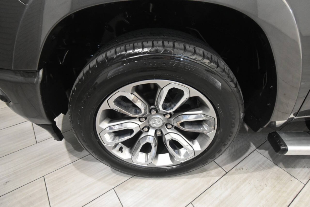 2020 RAM 1500 Laramie 4x4 4dr Crew Cab 5.6 ft. SB Pickup, Gris, Mileage: 69,824 - photo 9