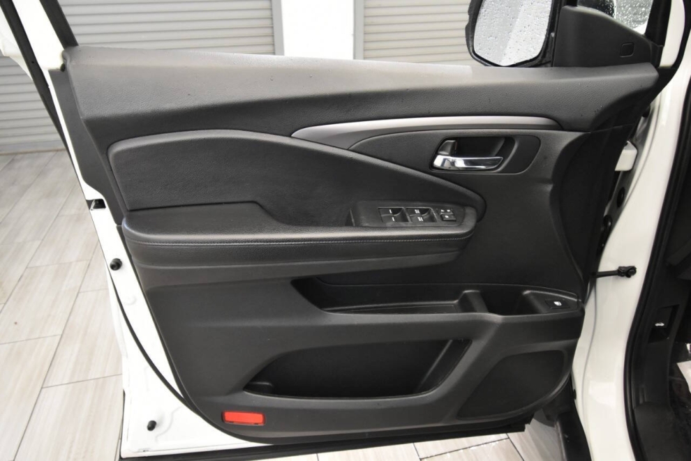2021 Honda Pilot EX AWD 4dr SUV, Blanco, Mileage: 72,854 - photo 11