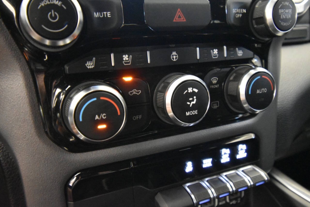 2022 RAM 1500 Laramie 4x4 4dr Crew Cab 5.6 ft. SB Pickup, Blue, Mileage: 75,805 - photo 24
