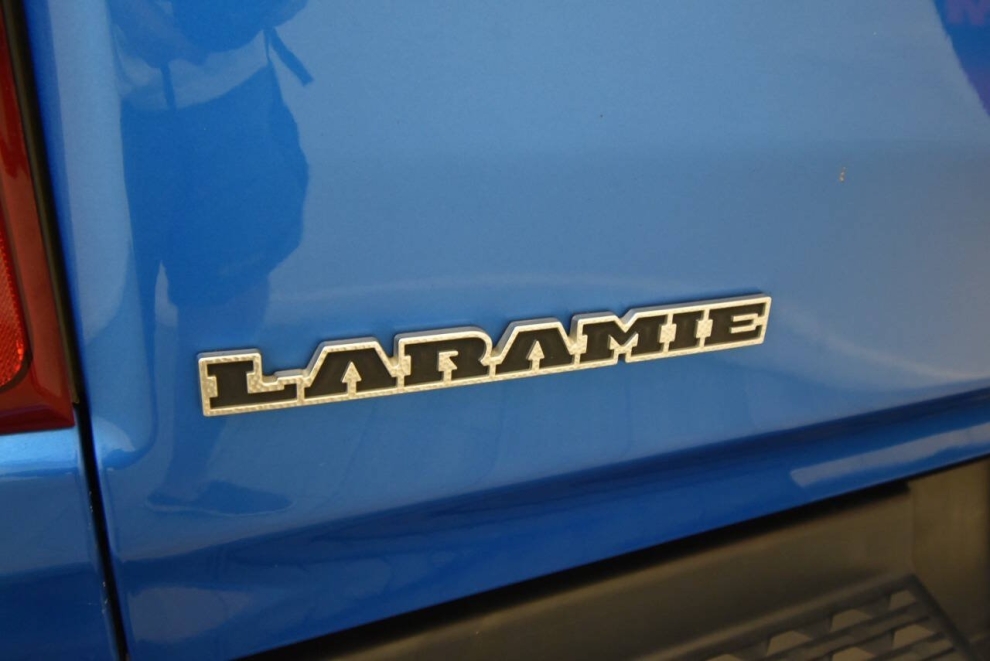 2022 RAM 1500 Laramie 4x4 4dr Crew Cab 5.6 ft. SB Pickup, Blue, Mileage: 75,805 - photo 35