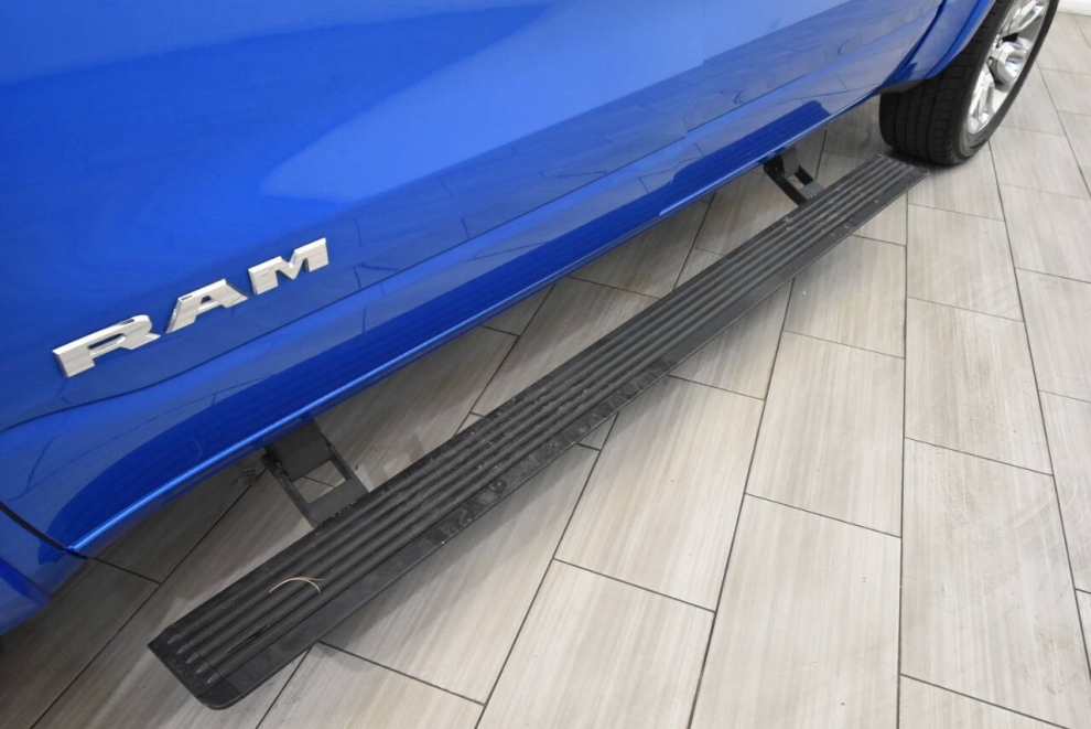 2022 RAM 1500 Laramie 4x4 4dr Crew Cab 5.6 ft. SB Pickup, Blue, Mileage: 75,805 - photo 9