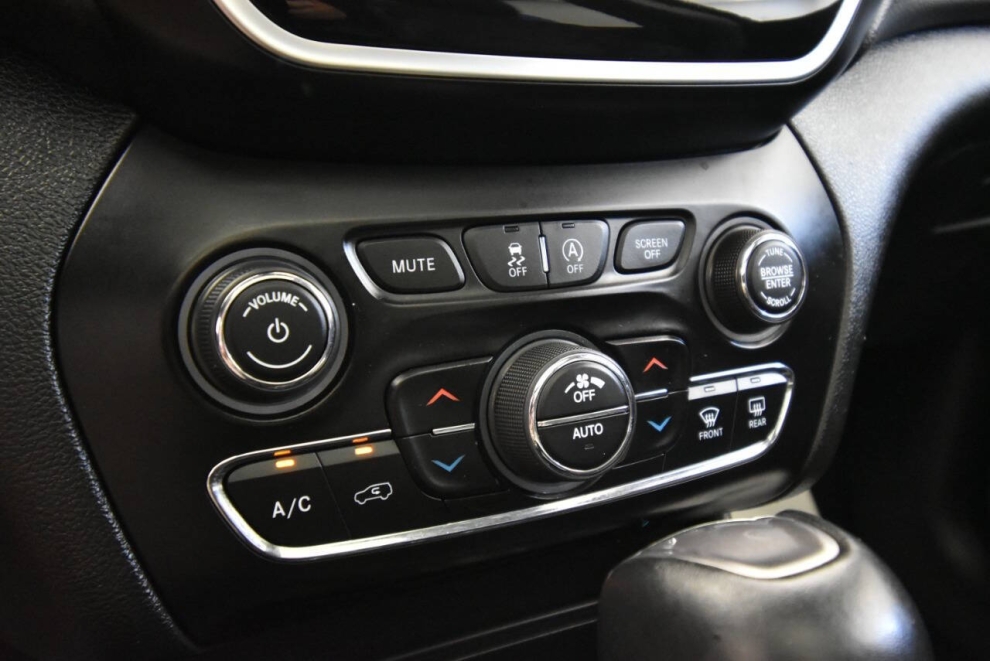 2021 Jeep Cherokee Limited 4dr SUV, Green, Mileage: 89,827 - photo 21