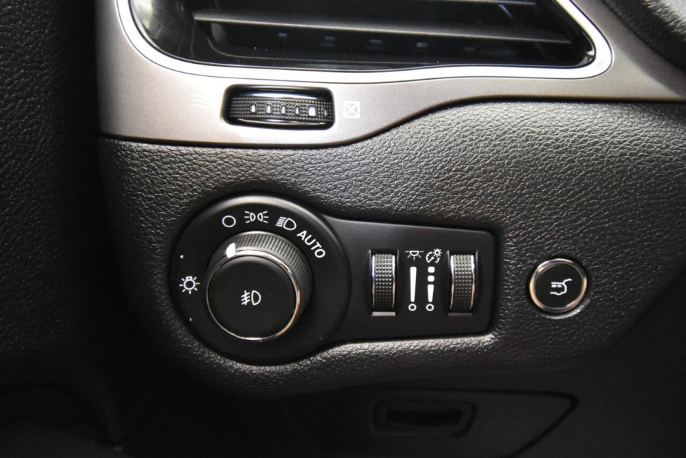 2021 Jeep Cherokee Limited 4dr SUV, Green, Mileage: 89,827 - photo 29