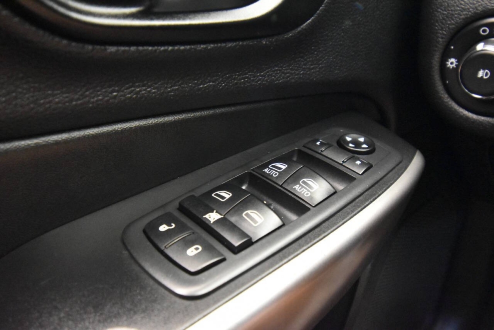 2021 Jeep Cherokee Limited 4dr SUV, Green, Mileage: 89,827 - photo 30