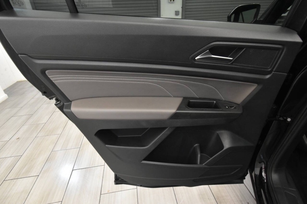 2022 Volkswagen Atlas Cross Sport V6 SE 4Motion AWD 4dr SUV w/Technology, Black, Mileage: 71,651 - photo 13