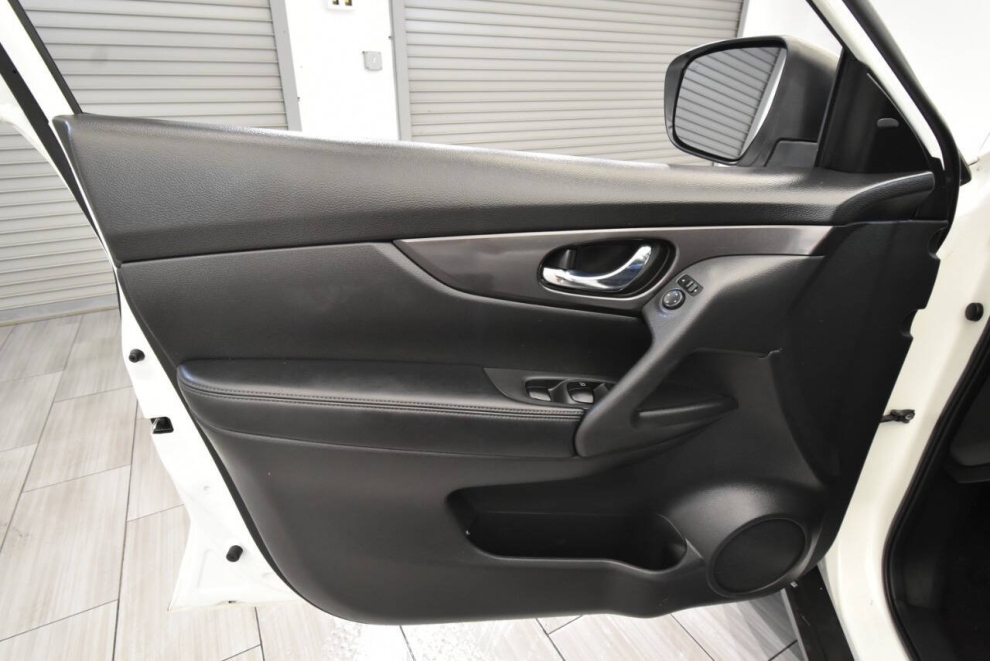 2018 Nissan Rogue SV AWD, White, Mileage: 48,847 - photo 11