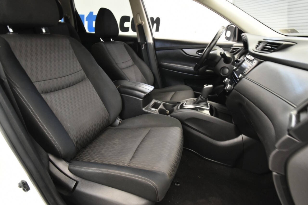 2018 Nissan Rogue SV AWD, White, Mileage: 48,847 - photo 15
