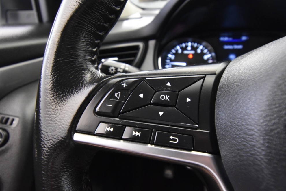 2018 Nissan Rogue SV AWD, White, Mileage: 48,847 - photo 19