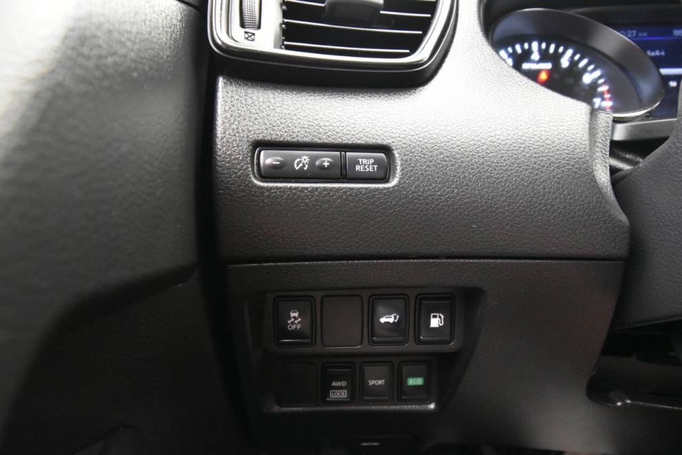 2018 Nissan Rogue SV AWD, White, Mileage: 48,847 - photo 28